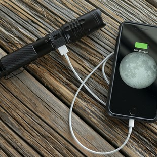 Linterna táctica recargable de 1000 lúmenes con powerbank